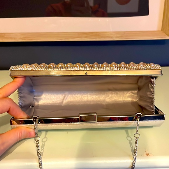 Elegant clutch with encrusted pearls and diamonds (costume jewels). - Picture 3 of 5